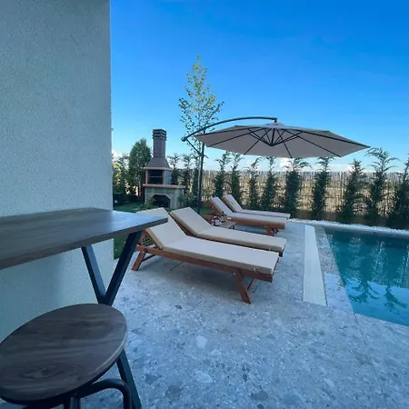 Pearl Pool Luxury Golem (Tirana)